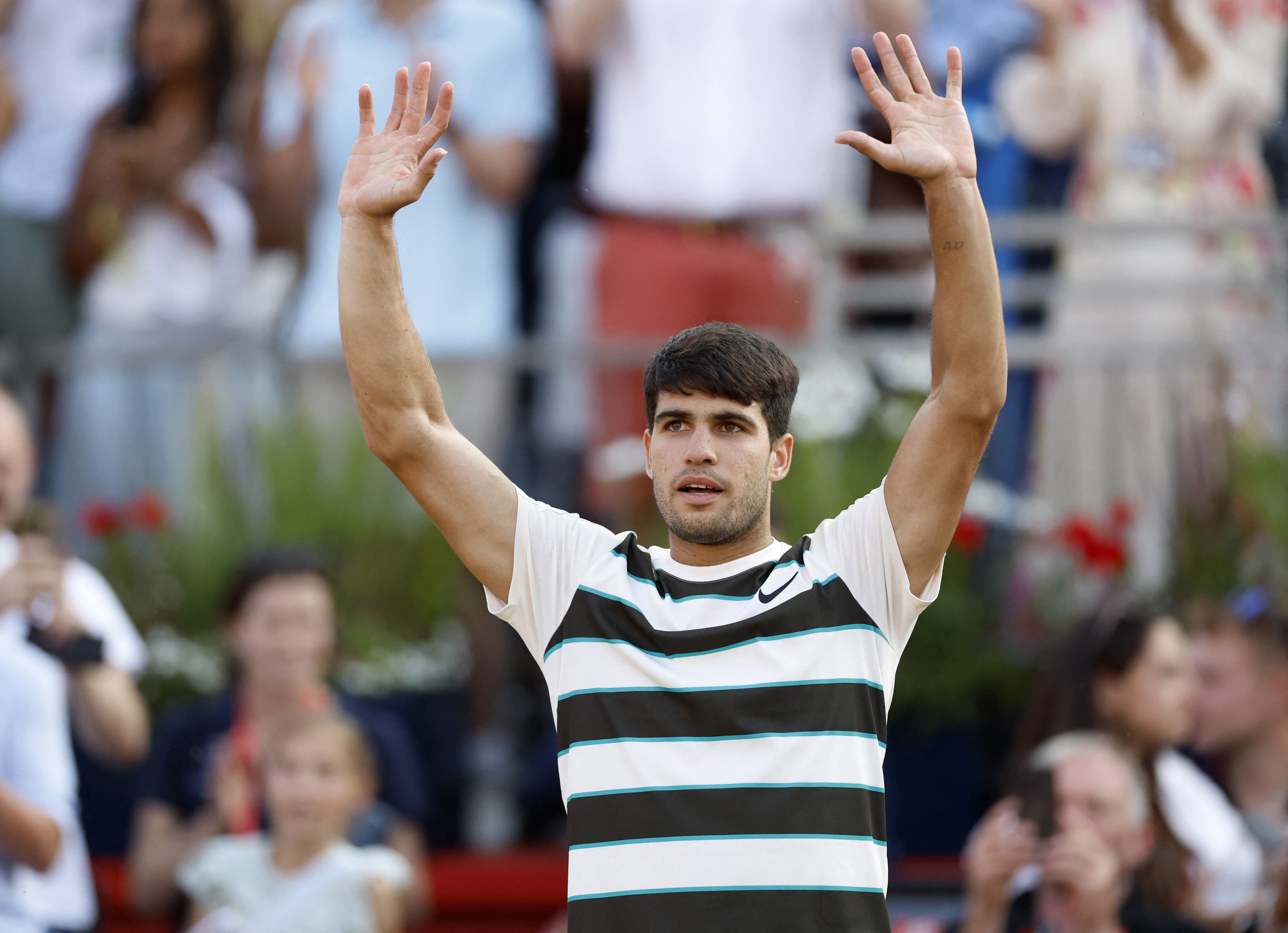 包含世界网球队险胜欧洲网球队，阿尔卡拉斯惊艳世界的词条