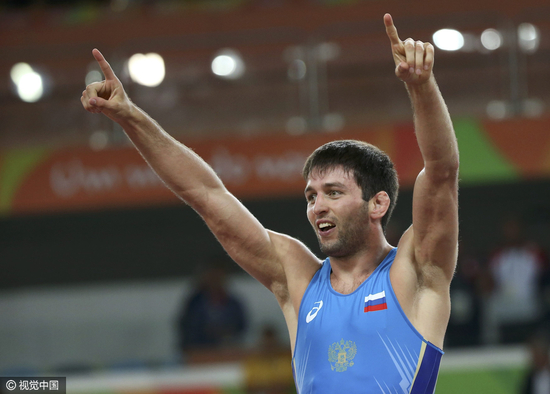 包含自由式摔跤精彩战斗，俄罗斯选手获胜的词条