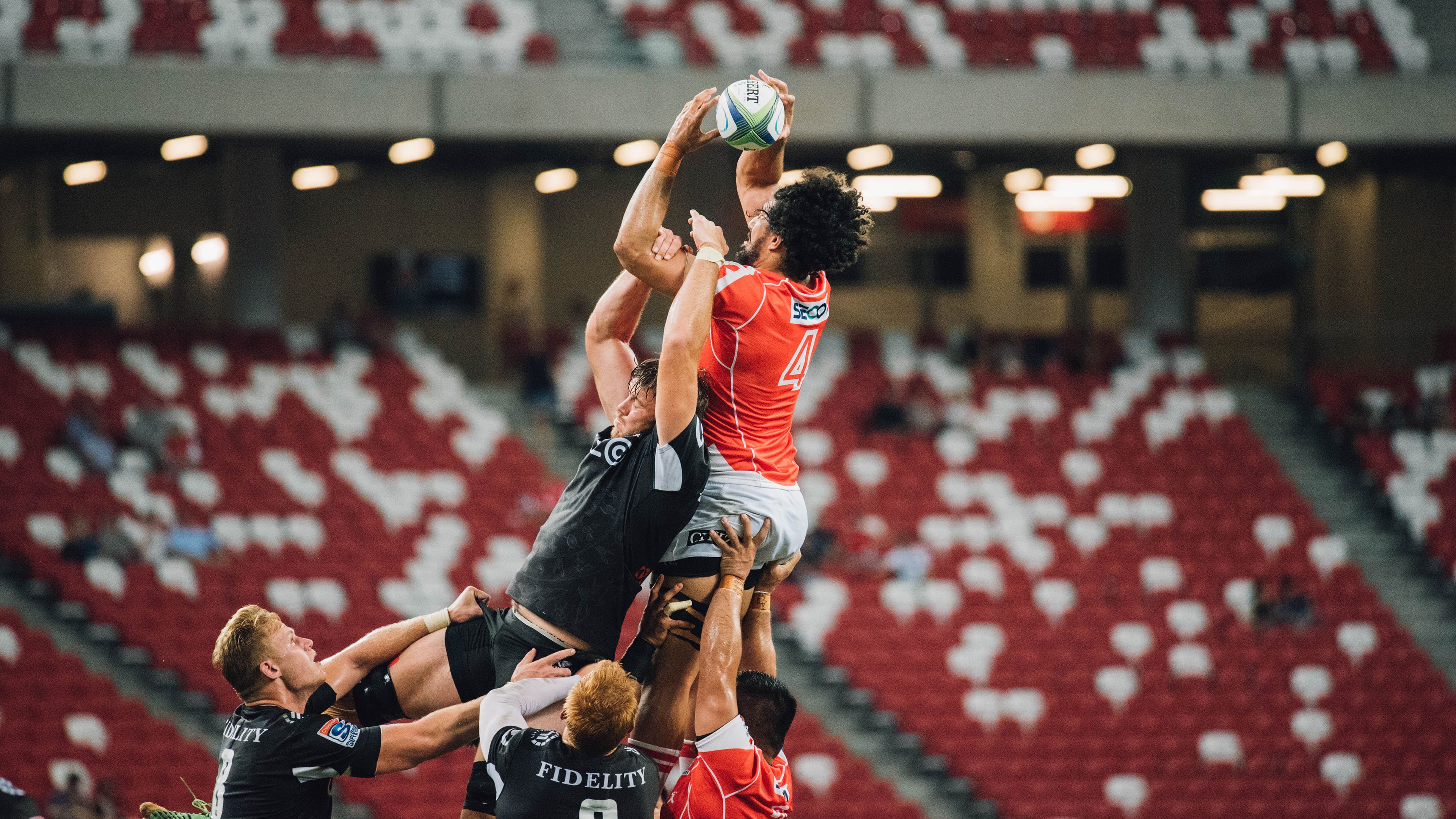 赛道与球场，双线争冠的终极对决